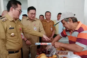 Bupati Joune Ganda Borong Dodol, Balapis dan Koyabu di Pasar Airmadidi