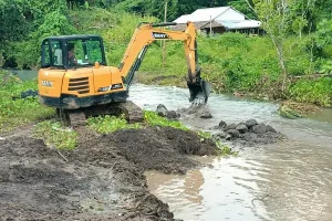 Pemkab Minut Hadir di Tengah Warga, Pengerukan Sungai Desa Tiwoho Dilakukan