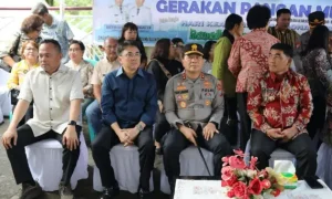 Gubernur Sulut Yulius Selvanus Didampingi Andrei Angouw dan Richard Sualang Kunjungi  Gerakan Pangan Murah