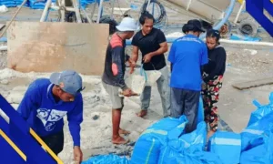 Sambut Paskah, Pemuda dan Pemudi dari Gereja Getsemani Babau Kupang NTT Cuci Garam PT Tjakrawala Timor Sentosa