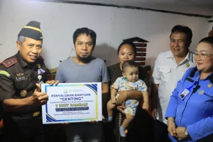 Kajati Sulut Serahkan Bantuan Program ‘GENTING’ Kepada Keluarga dengan Bayi Berisiko Stunting