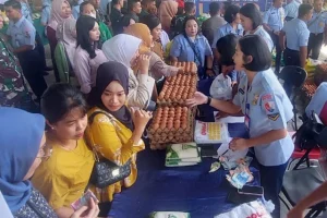 Bazar Ramadan TNI, Gerai Sembako Murah Lanud Sam Ratulangi Manado Diserbu Warga
