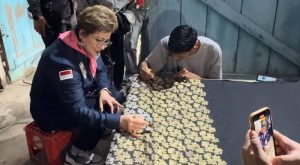 Kunjungi Zabay Collection, Senator Maya Rumantir Belajar Membatik