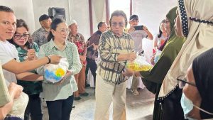 Vanda Sarundajang Dampingi Adriana Dondokambey Salurkan Bantuan untuk Kaum Duafa di Kawangkoan