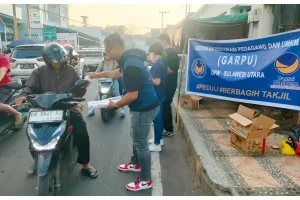 Garpu Sulut Bagi Takjil Gratis dari Hasil Borong Dagangan UMKM