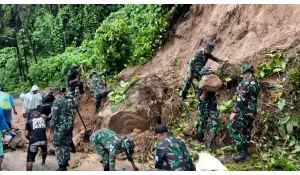 Prajurit Yonif 712 dan Warga Kompak Bersihkan Longsor di Loreng