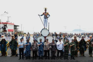 Kirab dan Display Drumband Gita Dirgantar Taruna AAU Pukau Masyarakat Manado