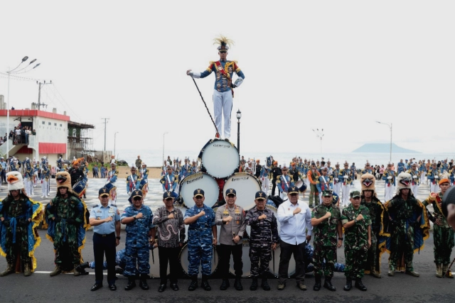 Kirab dan Display Drumband Gita Dirgantar Taruna AAU Pukau Masyarakat Manado