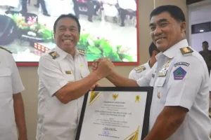 Bupati Franky Wongkar Terima Penghargaan untuk Pelayanan Prima Disdukcapil Minsel