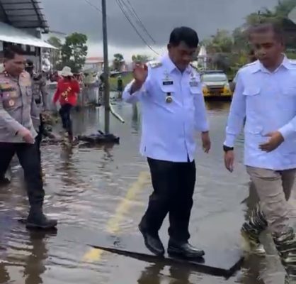 Gubernur Yulius Selvanus Terjun Langsung ke Lokasi Banjir: “Kami Tak Tinggal Diam!” 8 Gubernur Yulius Selvanus Terjun Langsung ke Lokasi Banjir: “Kami Tak Tinggal Diam!”