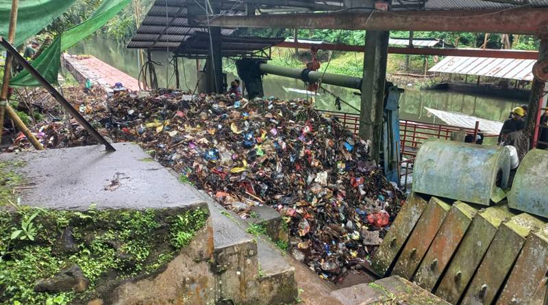 Tumpukan Sampah Jadi Pemandangan Memprihatinkan Saat Pintu Air Danau Tondano Dibuka