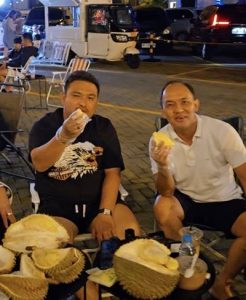 Aha! Didorong Jadi Ketua Kadin Sulut, Jemmy Asiku Justru Kepergok Asyik Makan Durian Bareng Bupati Termuda se-Indonesia