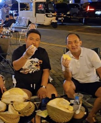 Jemmy Asiku (kanan) bersama Bupati Subang Reynaldy Put