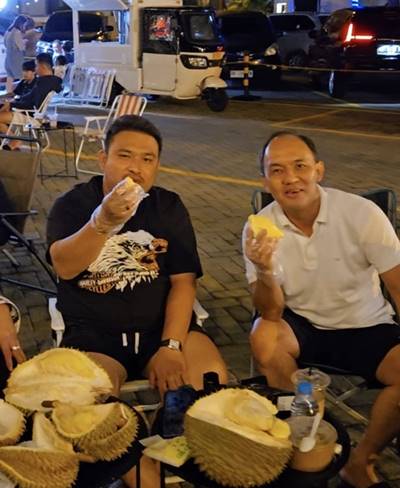 Aha! Didorong Jadi Ketua Kadin Sulut, Jemmy Asiku Justru Kepergok Asyik Makan Durian Bareng Bupati Termuda se-Indonesia