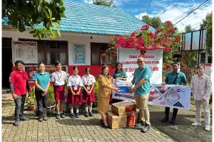 DAW Serahkan Bantuan Pendidikan, dari Uang Tunai hingga Seragam Sekolah
