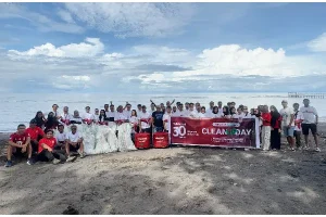 HUT ke-30, Telkomsel dan Ankam Kolaborasi Bersihkan Pantai Kastela