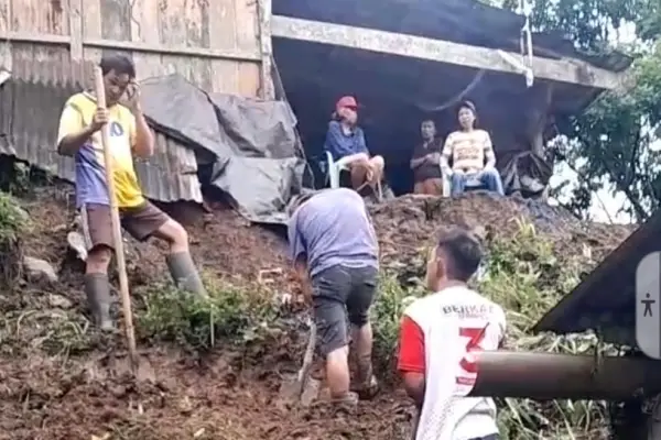 Hujan Deras Semalaman, Akibatkan 2 Keluarga Kena Dampak Longsor di Desa Pinapalangkow