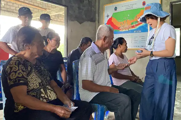 Kebahagiaan Kristi Arina bersama Warga Kepulauan: Rayakan HUT Sederhana, Dipeluk Oma-oma 8 Kebahagiaan Kristi Arina bersama Warga Kepulauan: Rayakan HUT Sederhana, Dipeluk Oma-oma