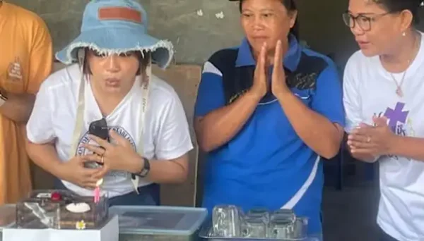 Kebahagiaan Kristi Arina bersama Warga Kepulauan: Rayakan HUT Sederhana, Dipeluk Oma-oma 1 Kebahagiaan Kristi Arina bersama Warga Kepulauan: Rayakan HUT Sederhana, Dipeluk Oma-oma