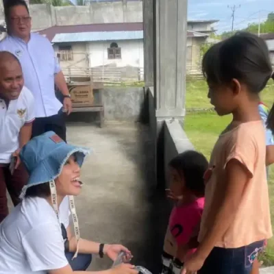 Kebahagiaan Kristi Arina bersama Warga Kepulauan: Rayakan HUT Sederhana, Dipeluk Oma-oma 2 Kebahagiaan Kristi Arina bersama Warga Kepulauan: Rayakan HUT Sederhana, Dipeluk Oma-oma