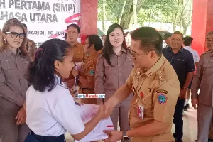 Senyum Bahagia Murid SD dan SMP Dapat Seragam Sekolah dari Joune Ganda