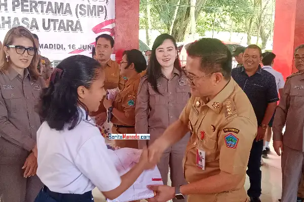 Senyum Bahagia Murid SD dan SMP Dapat Seragam Sekolah dari Joune Ganda