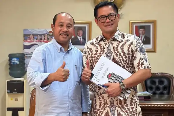 Memadukan Ilmu dan Pengabdian: Bupati Joune Ganda, dari Kursi Pemerintahan ke Bangku Doktoral