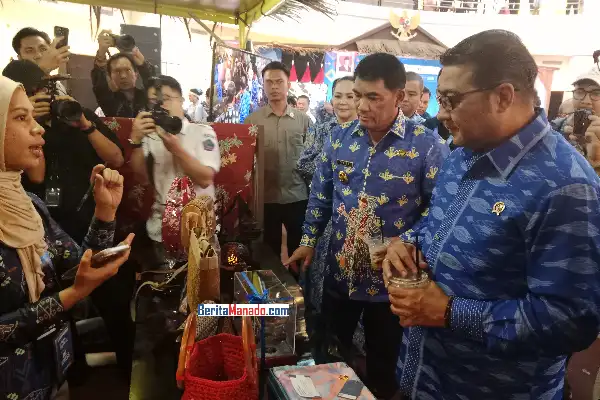 Yulius Selvanus dan Menekraf Teuku Riefky Harsya Cicipi Kopi Hasil Industri Kreatif Anak Muda Sulut 8 Yulius Selvanus dan Menekraf Teuku Riefky Harsya Cicipi Kopi Hasil Industri Kreatif Anak Muda Sulut