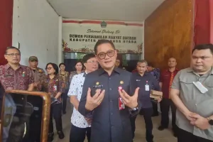 Bupati Joune Ganda Pasang Papan Absensi Raksasa di Kantor, Siap ‘Sikat’ ASN Bolos