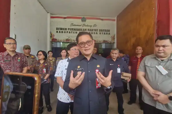 Bupati Joune Ganda Pasang Papan Absensi Raksasa di Kantor, Siap ‘Sikat’ ASN Bolos