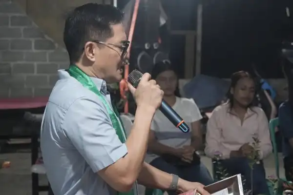 Pnt Joune Ganda Pimpin Ibadah Remaja, Khidmat dan Penuh Pujian