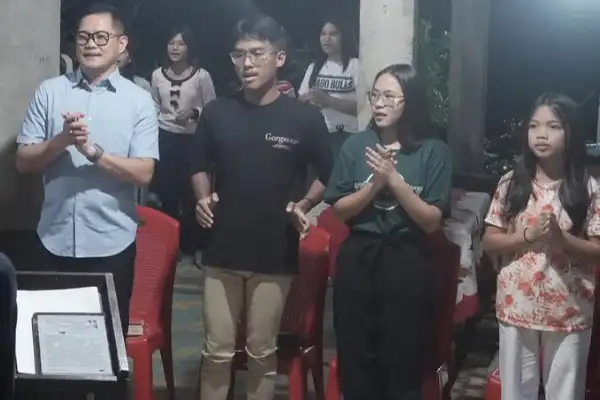 Pnt Joune Ganda Pimpin Ibadah Remaja, Khidmat dan Penuh Pujian