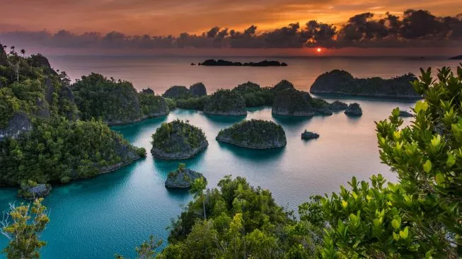 Menjaga Harmoni di Raja Ampat: Menpar Dorong Evaluasi Tambang demi Pariwisata Berkelanjutan