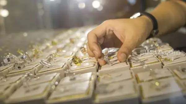 Harga Emas di Indonesia Turun Tiga Hari Berturut-turut: Momen Tepat Borong Emas?