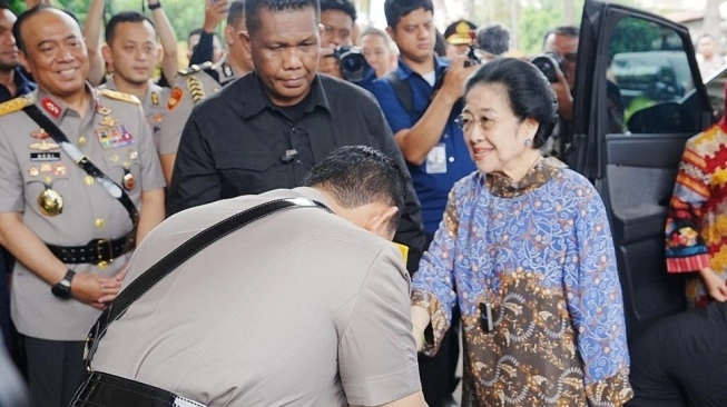Bukan Sekedar Hormati! PDIP Ungkap Makna Tersirat Saat Kapolri Cium Tangan Megawati 
