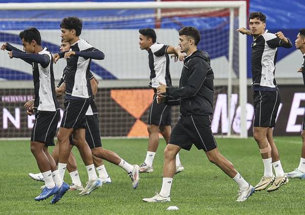 Foto yang diabadikan pada 14 Oktober 2024 ini menunjukkan timnas Indonesia sedang melakukan persiapan sebelum pertandingan kualifikasi Piala Dunia melawan timnas China di Qingdao, Provinsi Shandong, China timur. (Xinhua/Hu Xingyu)