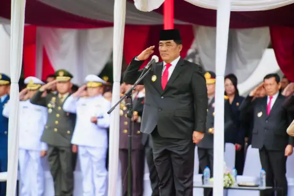 Diguyur Gerimis, Gubernur Yulius Tetap Tegak Pimpin Upacara Hari Lahir Pancasila 2025: “Kebhinekaan Harus Terus Kita Pegang!”