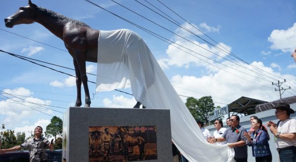Bupati Robby Dondokambey Resmikan Tugu Kuda Milord