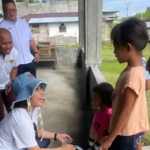 Kebahagiaan Kristi Arina bersama Warga Kepulauan: Rayakan HUT Sederhana, Dipeluk Oma-oma