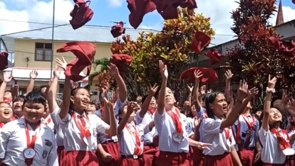 Graduation SD Katolik Santa Monica Langowan Unik dan Penuh Makna