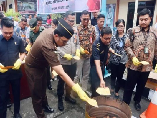 Komitmen Tegas Polres Sangihe: Ribuan Botol Miras dan Obat Terlarang Dimusnahkan