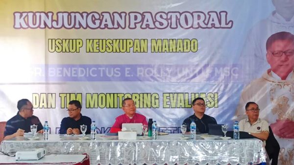 Mgr Rolly Untu Lakukan Kunjungan Pastoral di Paroki St. Petrus Langowan
