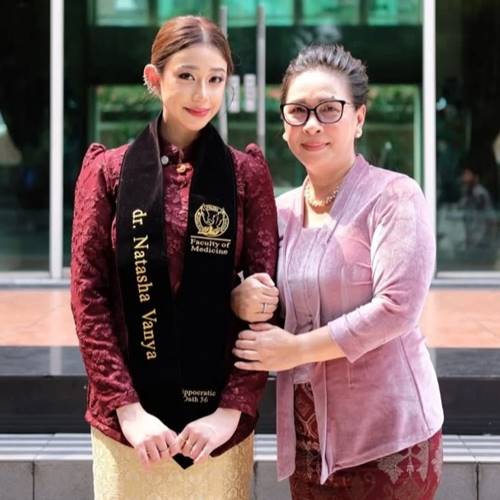 dr. Natasha Vanya Resmi Sandang Gelar Dokter, Sang Ibu Vanda Sarundajang Ungkap Rasa Haru dan Syukur