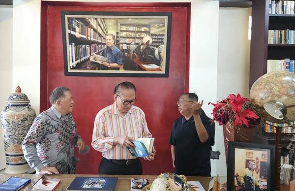 Ziarah Penuh Kenangan: Theo Sambuaga Kenang Kejeniusaan dan Kesetiaan Sosok Sinyo Harry Sarundajang