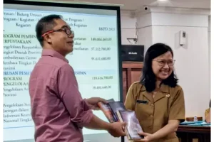 Staf Khusus Gubernur Sulut Bidang Pariwisata Sumbangkan Buku Karya Sendiri ke Perpustakaan Daerah