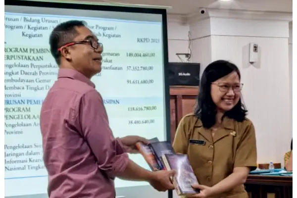 Staf Khusus Gubernur Sulut Bidang Pariwisata Sumbangkan Buku Karya Sendiri ke Perpustakaan Daerah