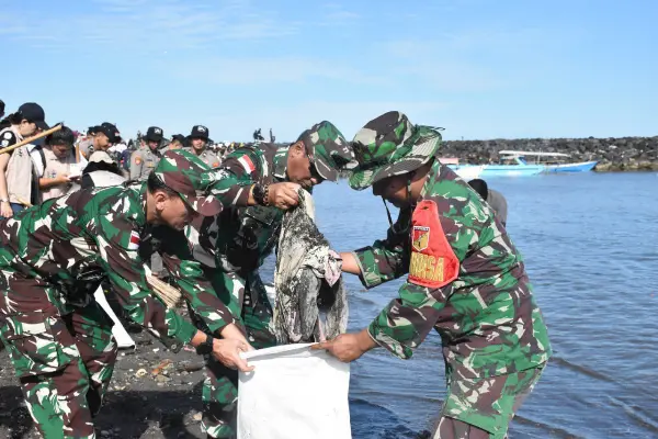Kasdam XIII/Merdeka Ikut Bersihkan Pesisir Pantai Karangria