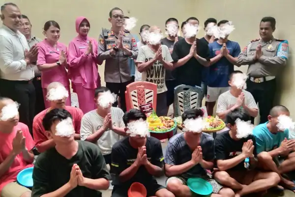 Momen Menyentuh Saat Kapolres Minut Auliya Rifqie Djabar Berbagi Tumpeng dengan Tahanan