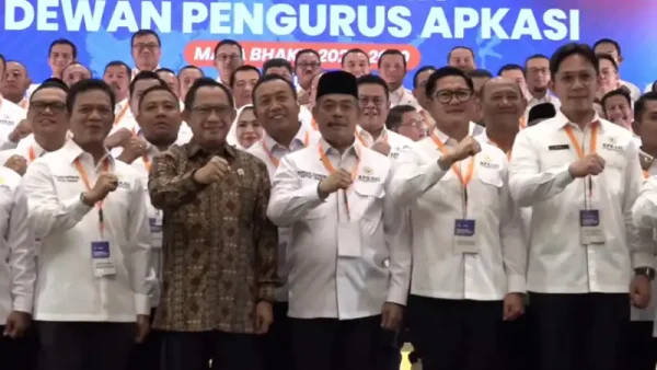 Joune Ganda di Panggung Nasional: Pimpin Pembacaan SK, Pengurus APKASI 2025-2030 Dilantik