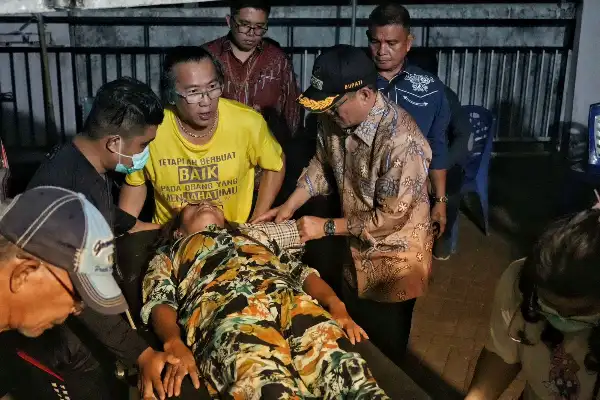 Potret Tulus Joune Ganda Rawat Korban KM Barcelona V, Pimpin Penyaluran Makanan Siap Saji